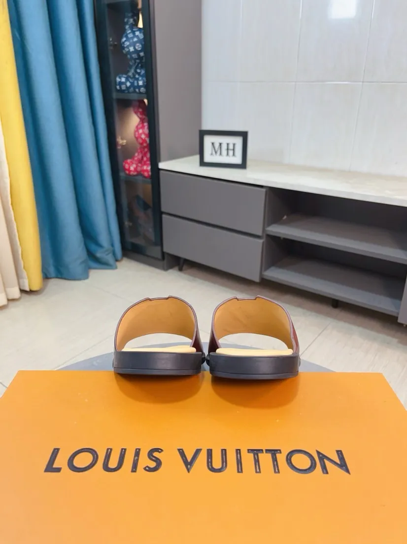 Men's men's shoes 💰360🌸🌸LV medium men's spring and summer slippers counter synchronization. The uppers are imported from Italy with open edge beads and color-changing logo graphics. High-quality craftsmanship. Soles: Original soles specially provided by the original factory. Exclusive molded soles are super comfortable. Original factory single goods. 🔍🔍High quality. You can enter and exit the counter at will. Welcome to compare. Size 38-45